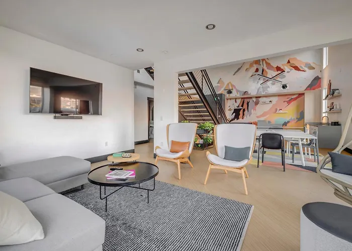 Cozy Getaway Near City Center