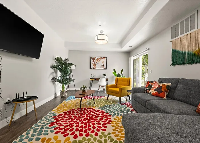 Cozy Getaway Near City Center