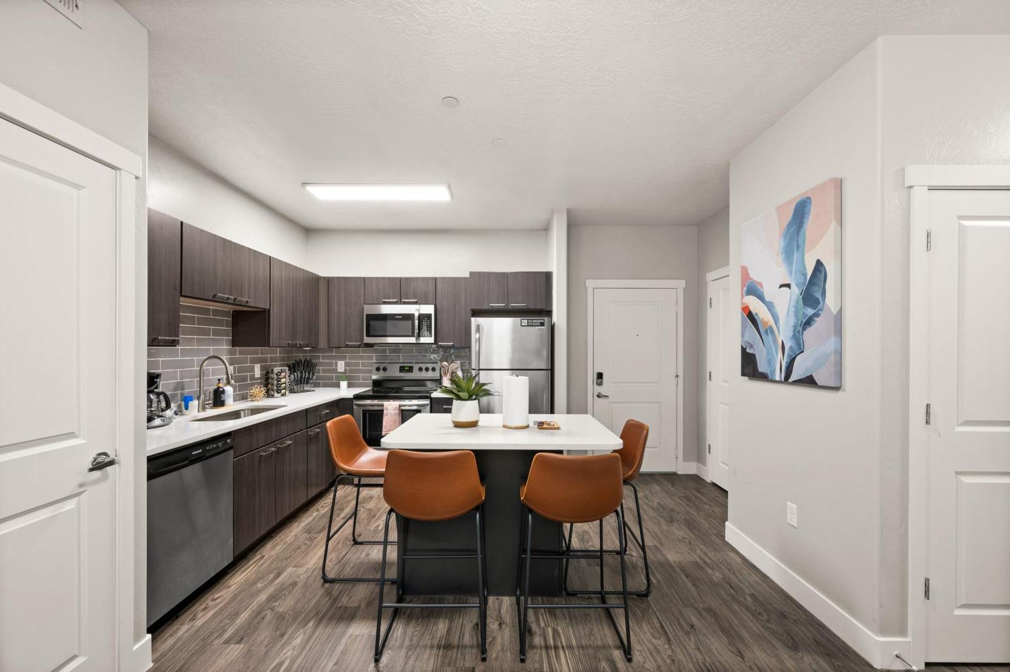 Cozy Getaway Near Center