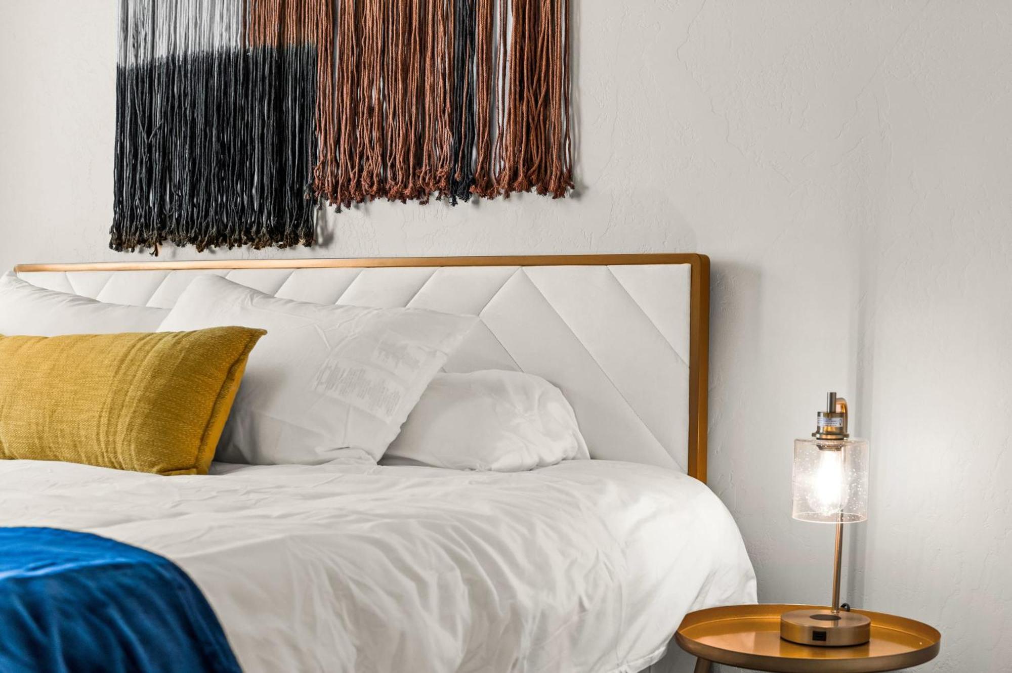 Cozy Getaway Near Center Apartment *