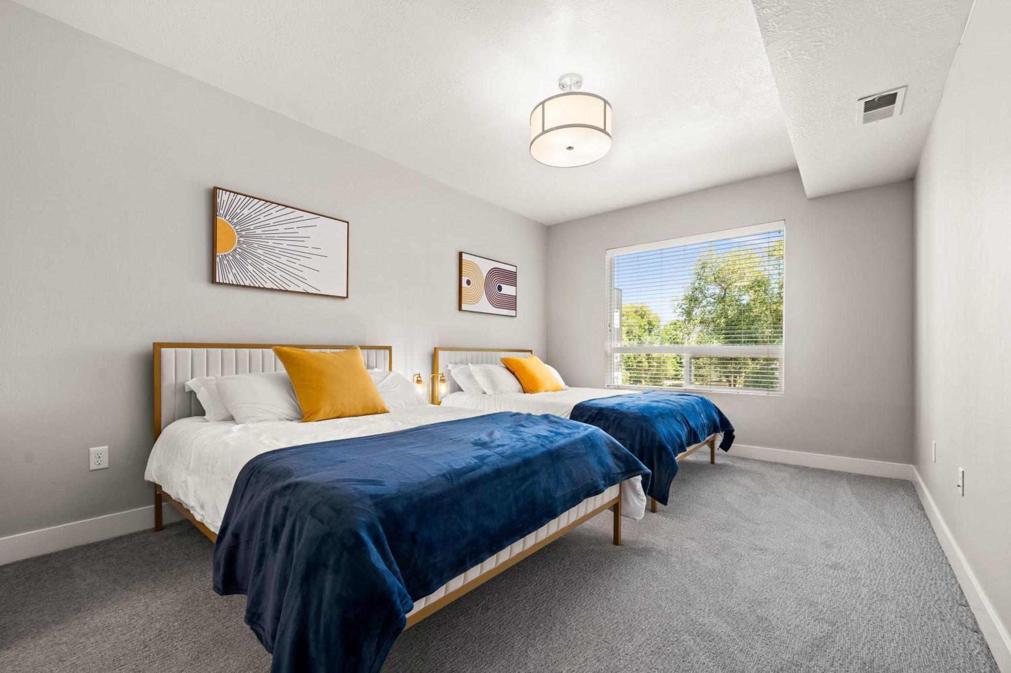 Cozy Getaway Near Center *