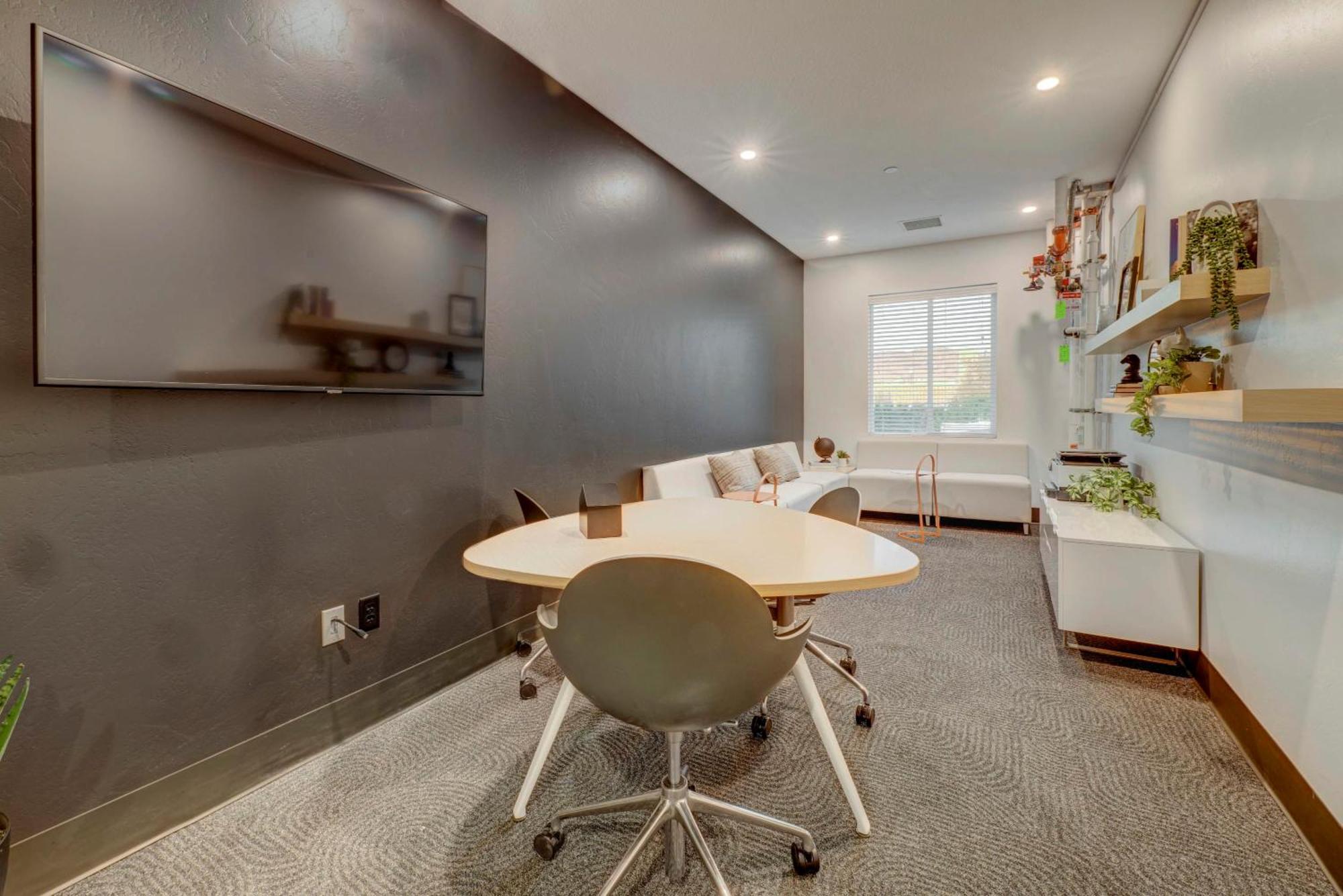Cozy Getaway Near Center Apartment *