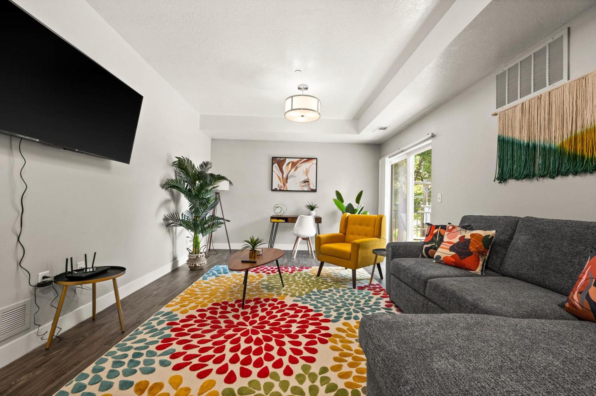 Cozy Getaway Near Center Apartment
