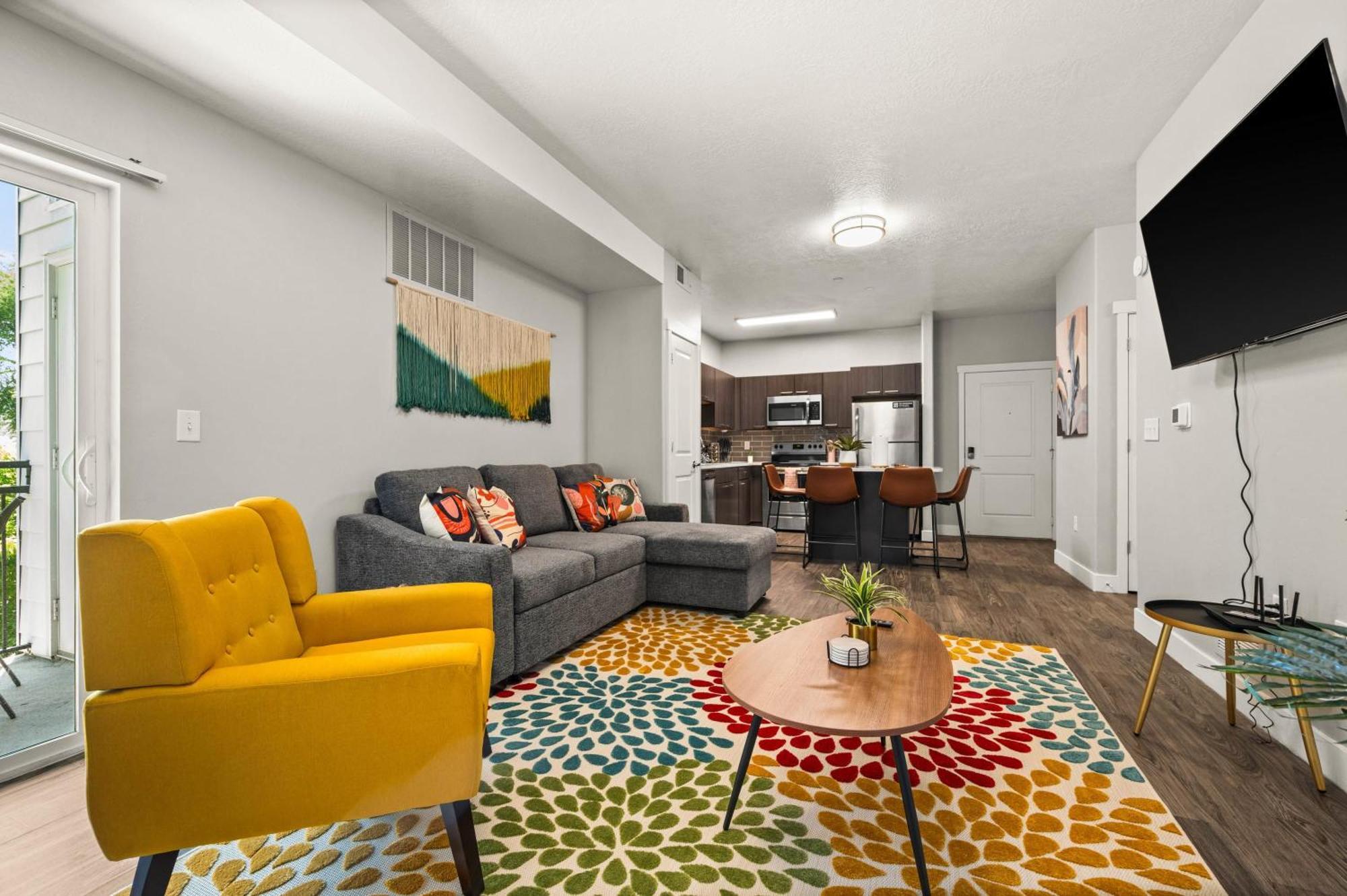 Cozy Getaway Near Center Apartment *